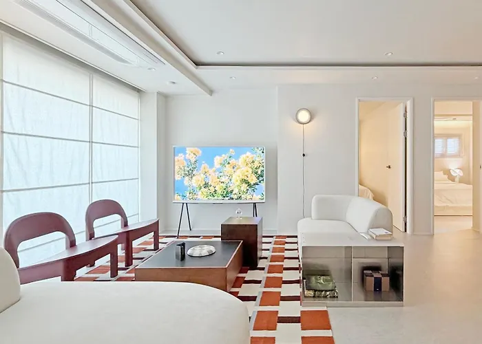 Spacious 132 Sqm, Ddp , Jongno Villa