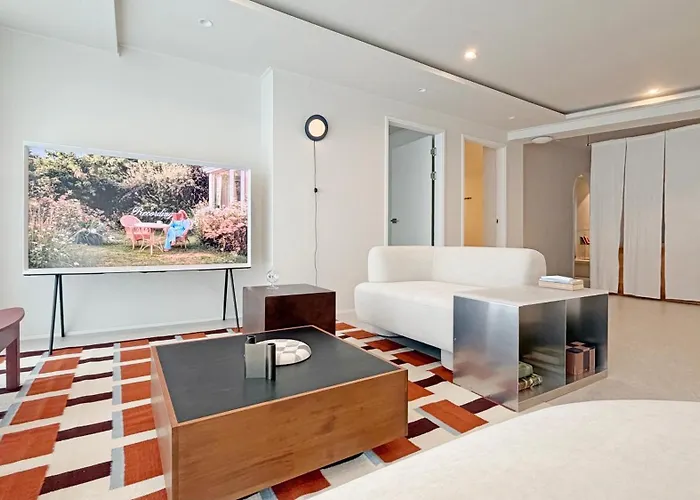 Spacious 132 Sqm, Ddp , Jongno