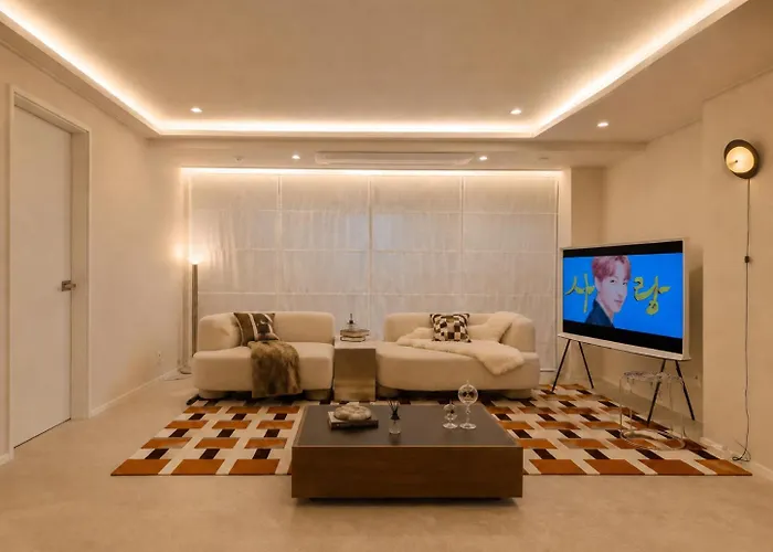 Spacious 132 Sqm, Ddp , Jongno Villa *