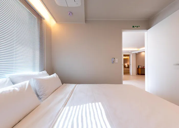 Spacious 132 Sqm, Ddp , Jongno *