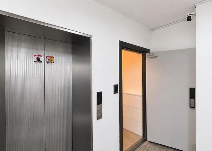 Spacious 132 Sqm, Ddp , Jongno